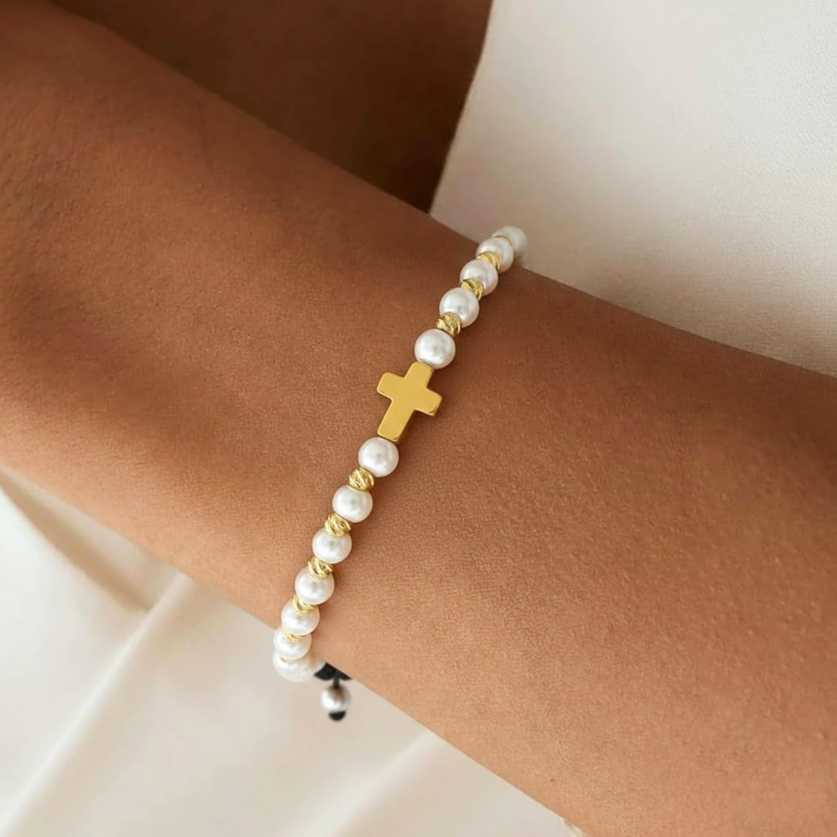 Bratara Reglabila AURRA® cu Perle Albe si Pandantiv Cruce, Elemente din Metal, Marime Universala