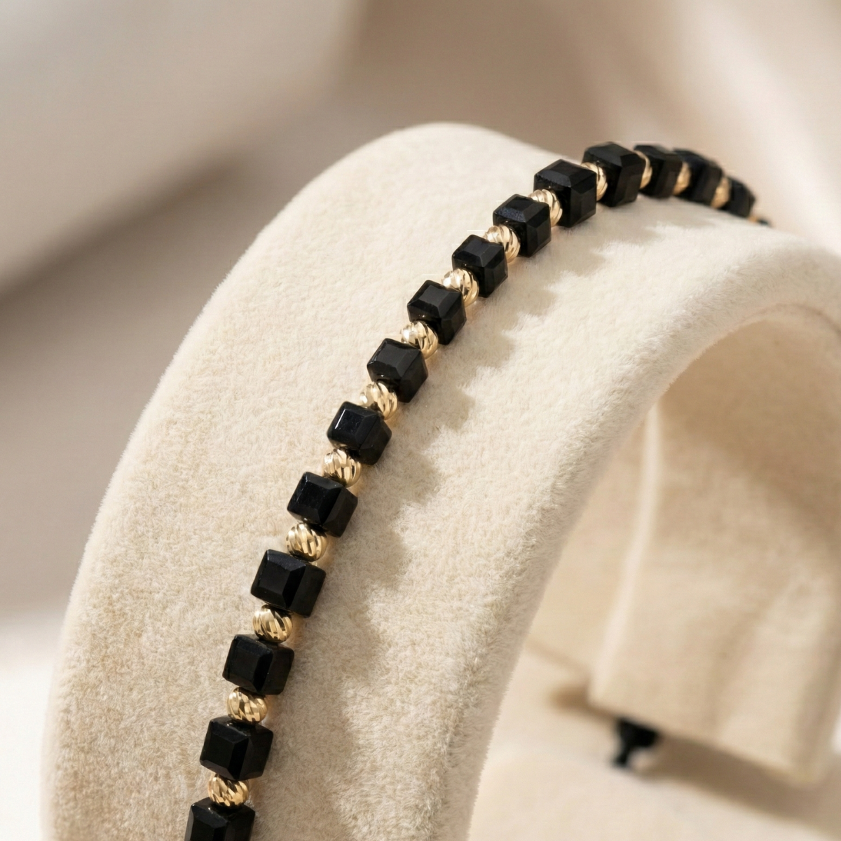 Bratara Reglabila AURRA®, Marime Universala, Black-Gold